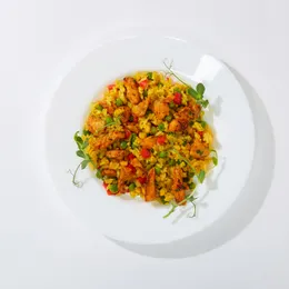 Паэлья с курицей и овощами — вариант подачи
