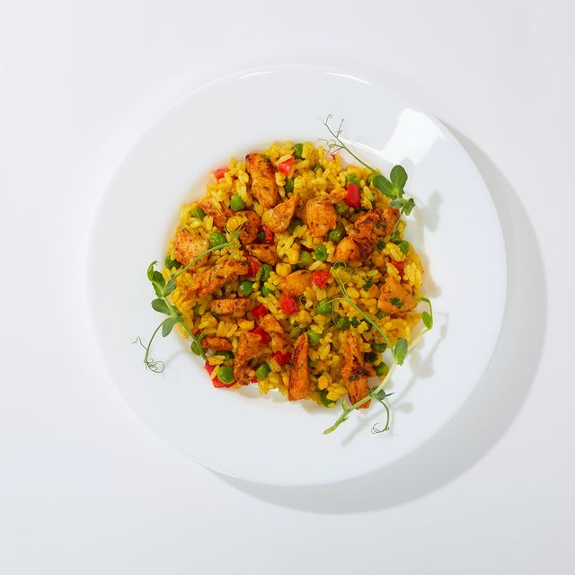 Паэлья с курицей и овощами — вариант подачи